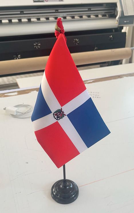 Fabricación de bandera para escritorio en CDMX