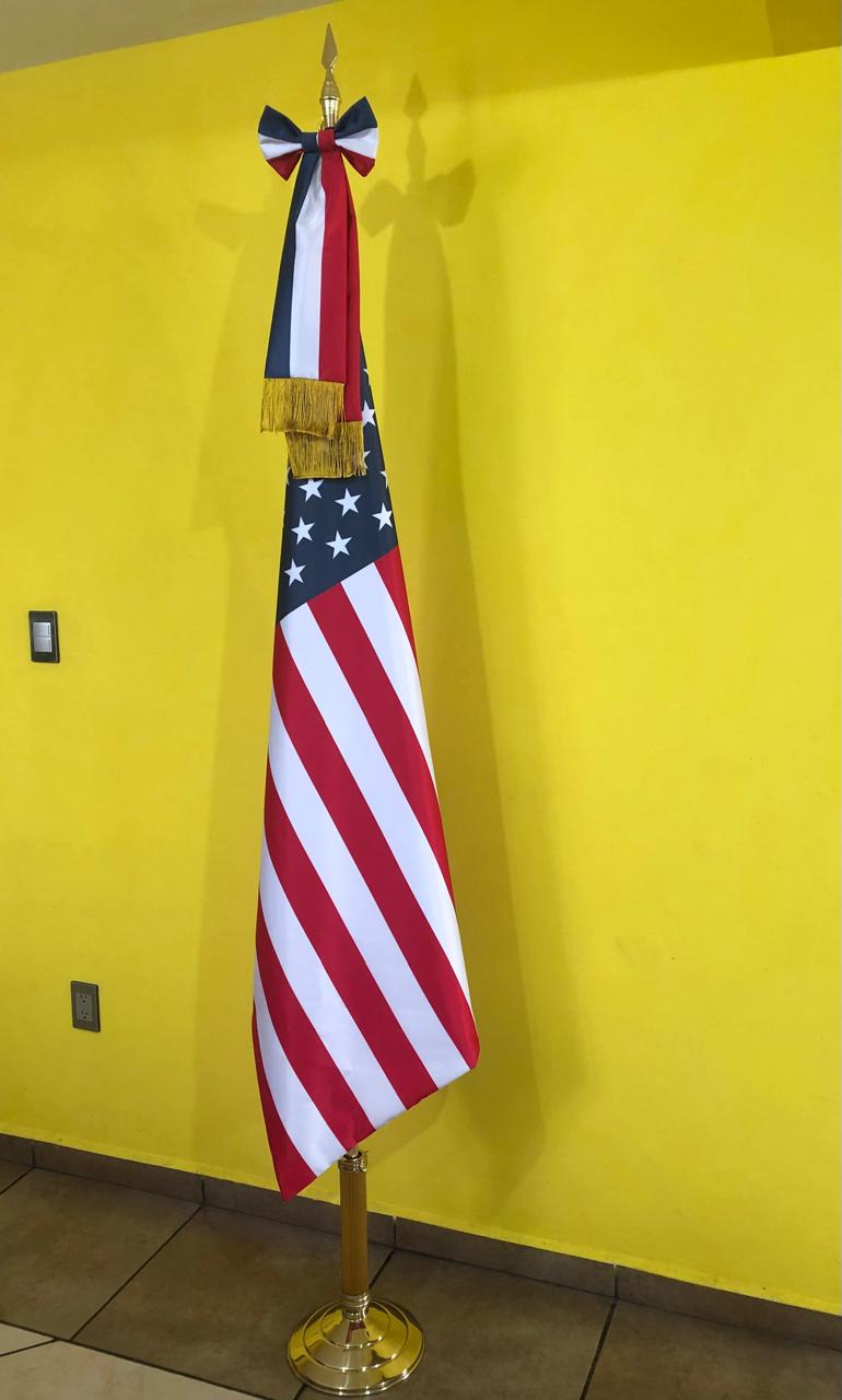 Bandera nacional de gala para oficinas e interiores