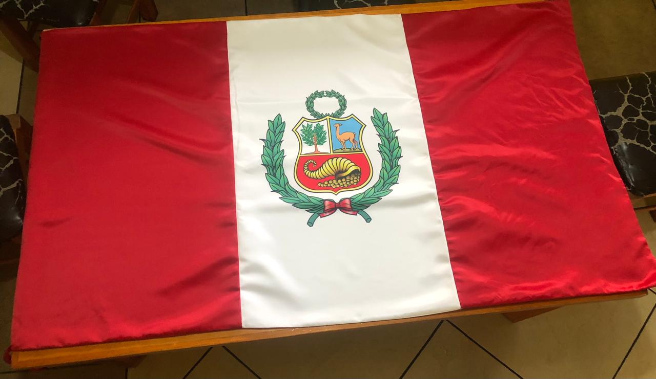 Venta de banderas institucionales resistentes a la intemperie
